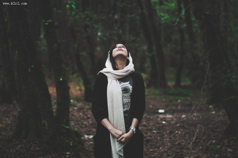 戴围巾的女孩图片