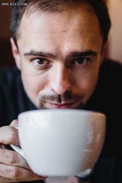喝咖啡的男人图片