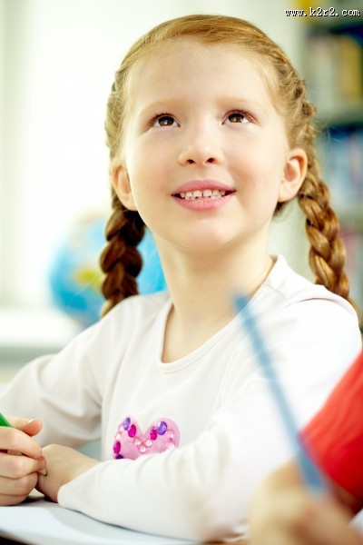 教室里的小学生图片