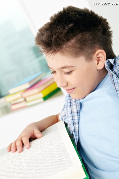 教室里的小学生图片