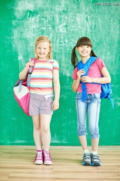 教室里的小学生图片