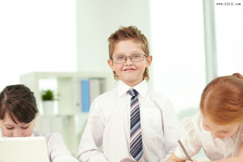 教室里的小学生图片