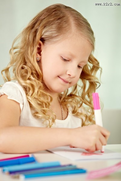 握笔书写的小学生图片