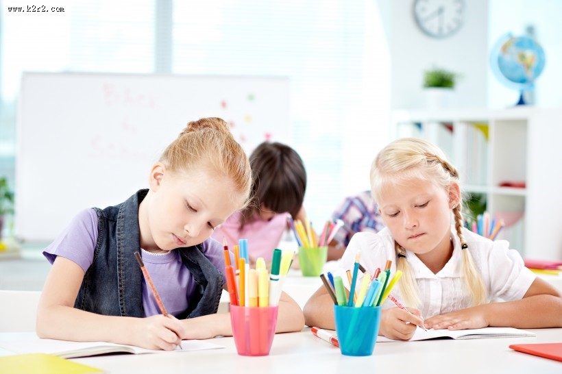握笔书写的小学生图片