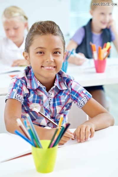 握笔书写的小学生图片