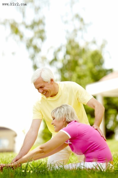 锻炼身体的老年夫妇图片