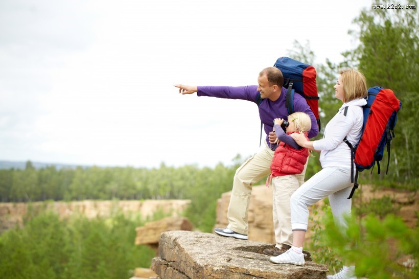 野营旅行的一家人图片