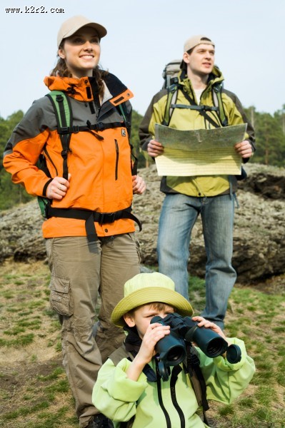 野营旅行的一家人图片