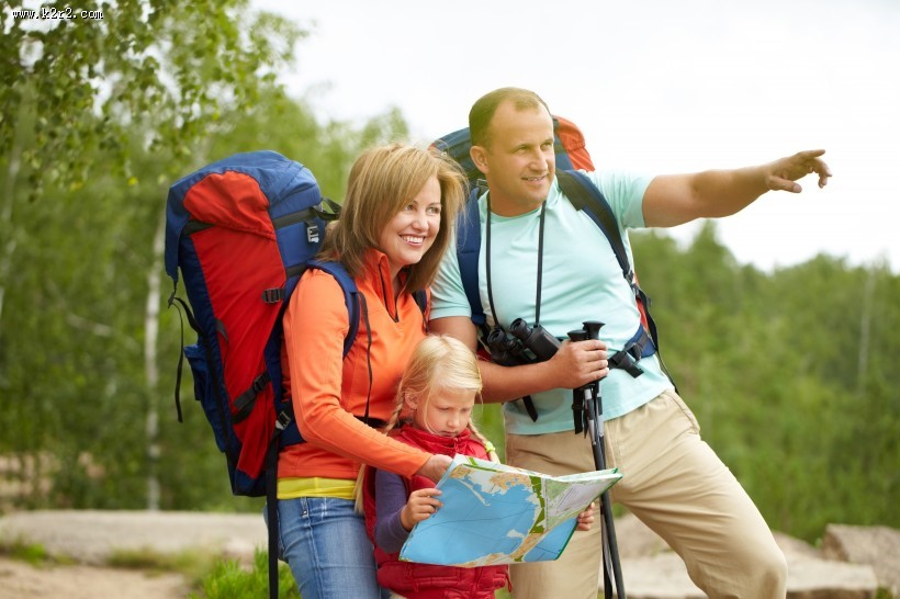 野营旅行的一家人图片