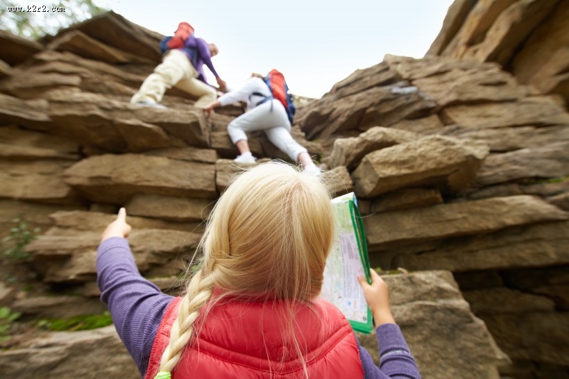 野营旅行的一家人图片