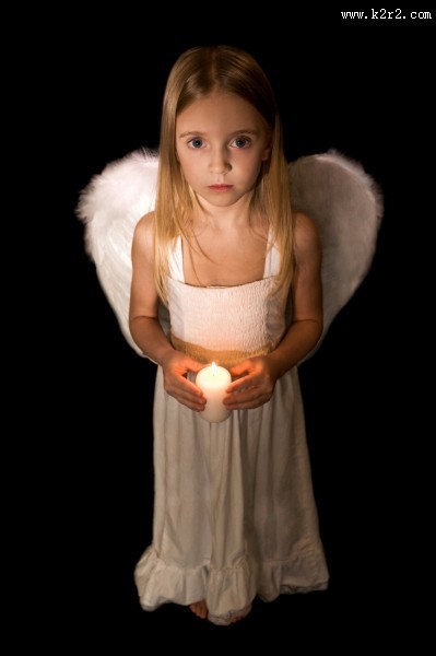 穿着天使翅膀的小女孩图片