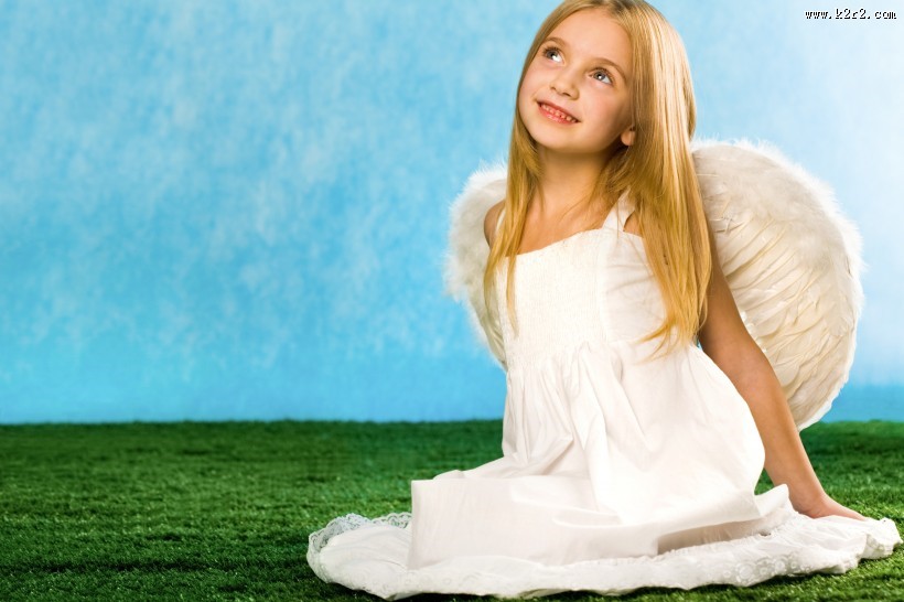 穿着天使翅膀的小女孩图片