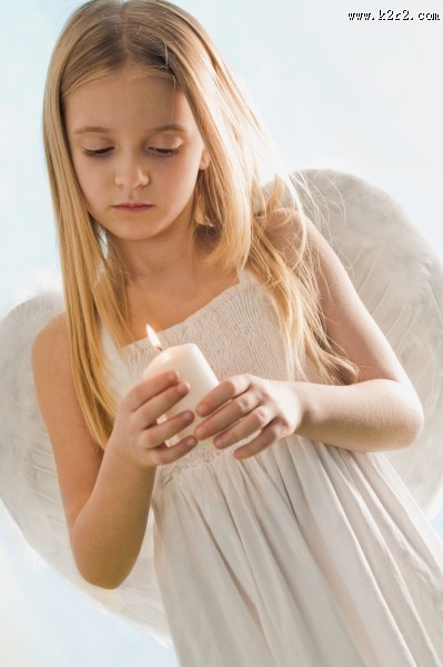 穿着天使翅膀的小女孩图片