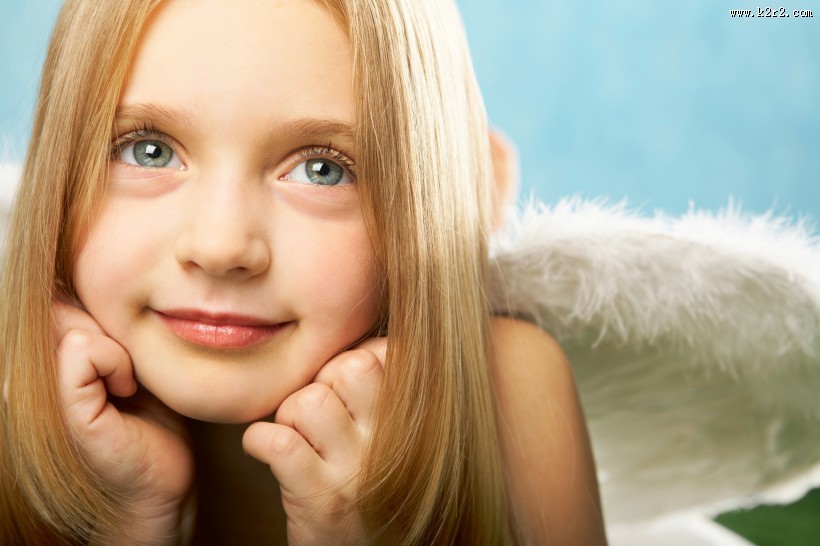 穿着天使翅膀的小女孩图片