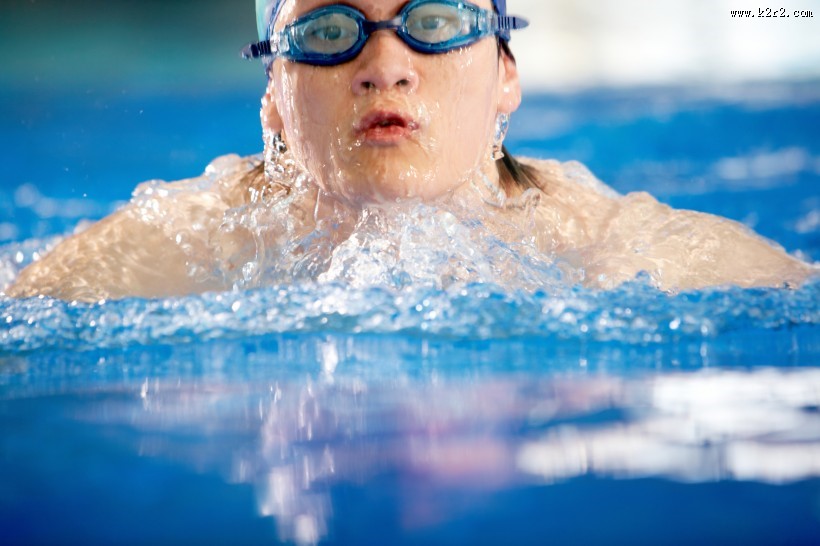 游泳的男士图片