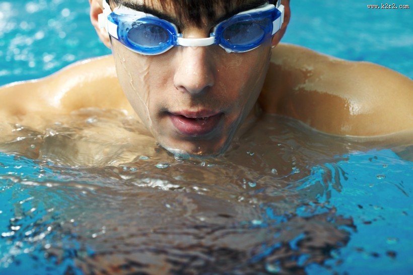 游泳的男士图片