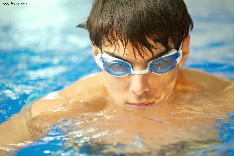 游泳的男士图片