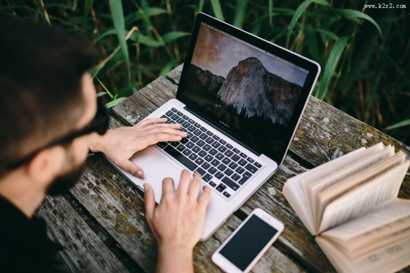 男子在湖边工作的图片