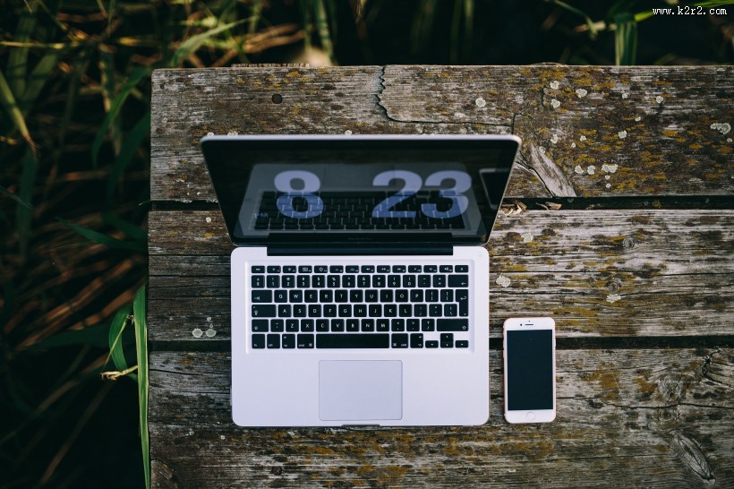 男子在湖边工作的图片