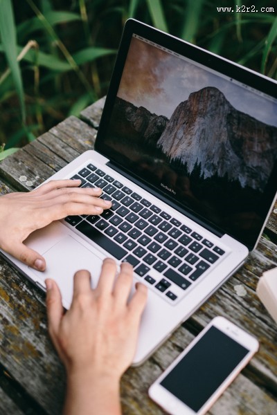 男子在湖边工作的图片