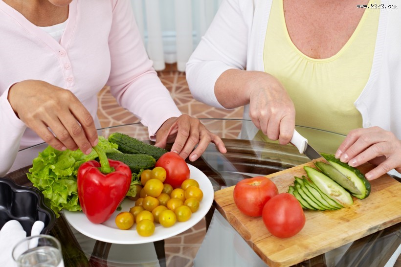 正在切菜的人图片