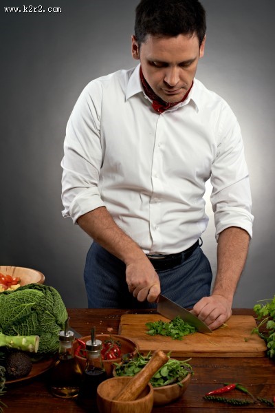 正在切菜的人图片