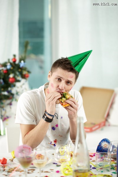 生日聚会上的搞怪男士图片