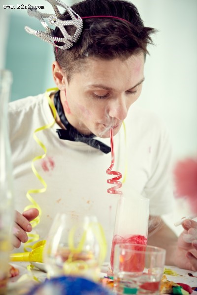 生日聚会上的搞怪男士图片