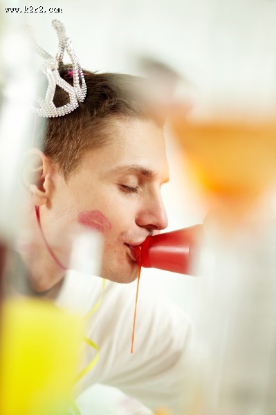 生日聚会上的搞怪男士图片