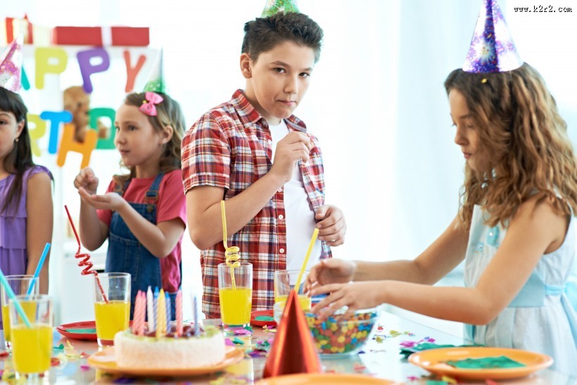 可爱儿童的生日聚会图片