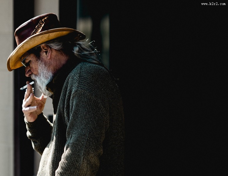 正在抽烟的男子图片大全