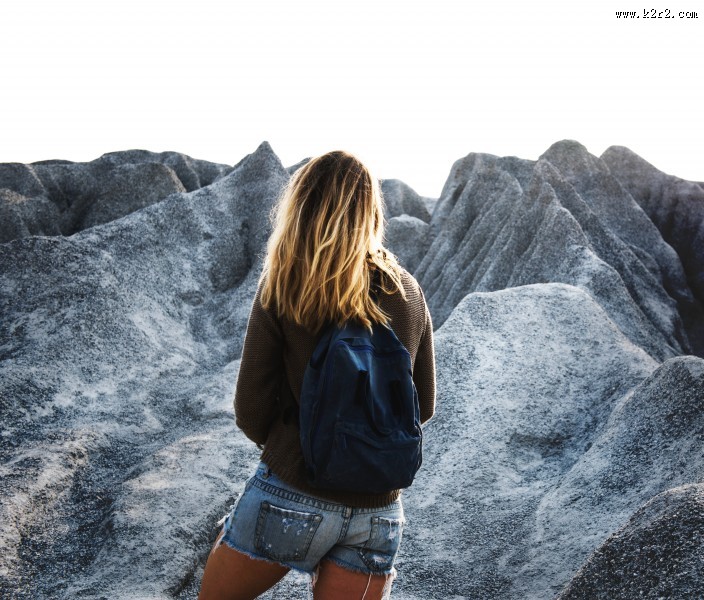 金黄色头发的美女背影图片