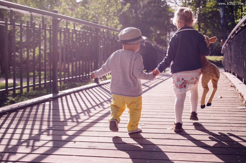 一起玩耍的儿童图片