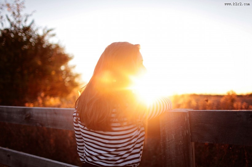 夕阳下的美女图片