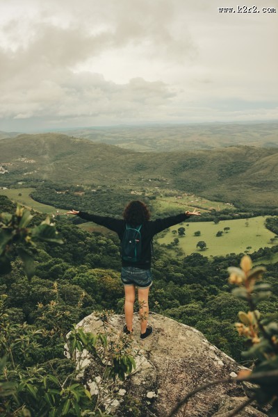背包旅行的美女图片