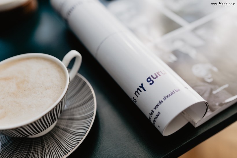 人在阅读杂志的图片