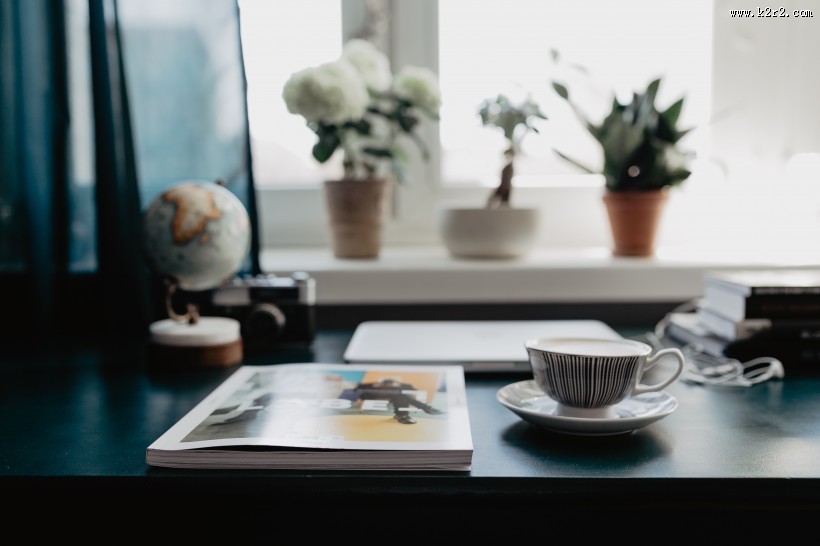 人在阅读杂志的图片