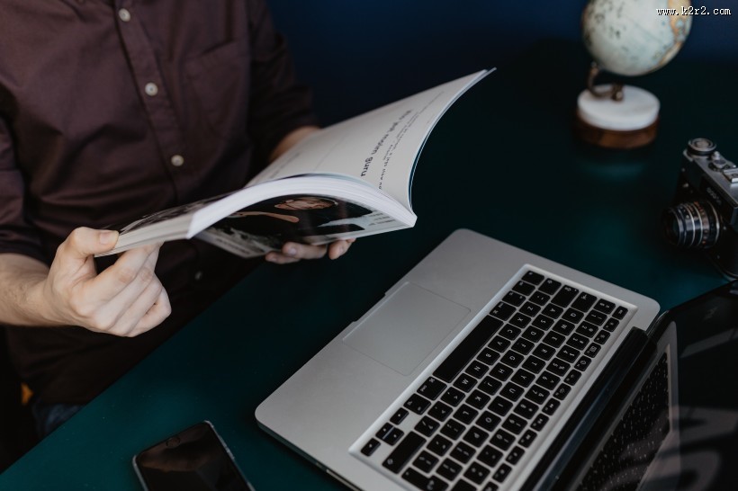 人在阅读杂志的图片