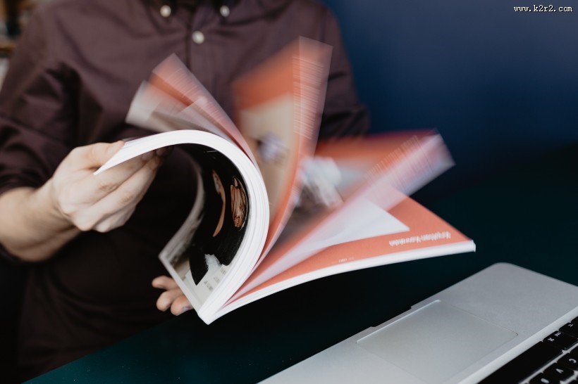 人在阅读杂志的图片