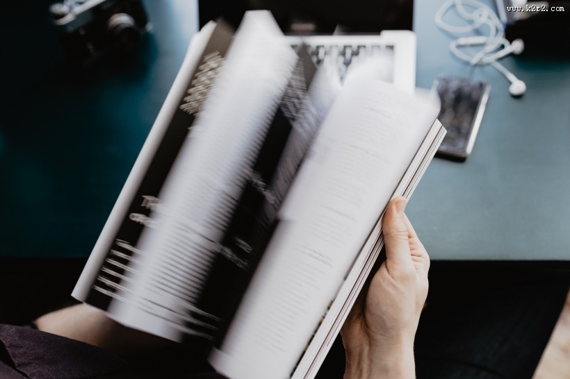 人在阅读杂志的图片