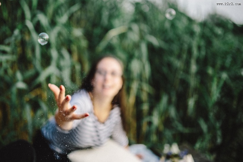 美女在玩肥皂泡的图片