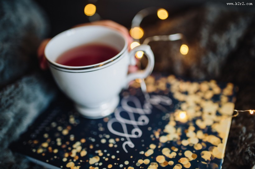 美女在床上看书的图片大全