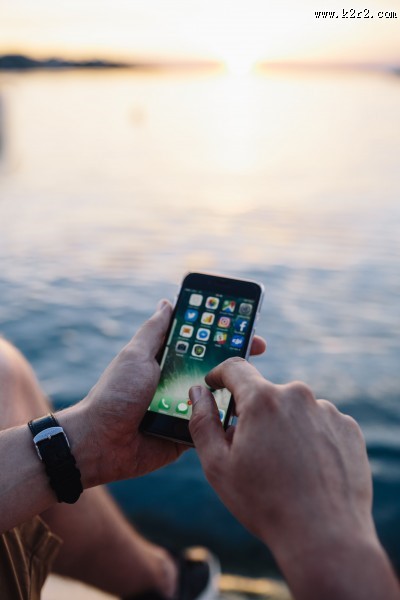 男子手拿手机的图片