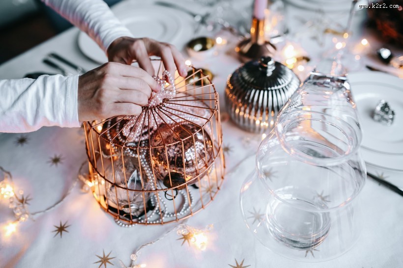 正在摆放的餐桌图片