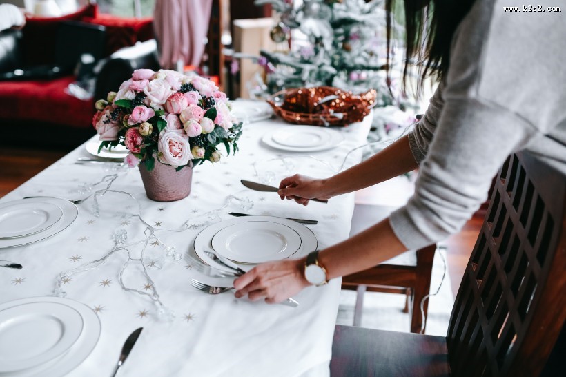 正在摆放的餐桌图片