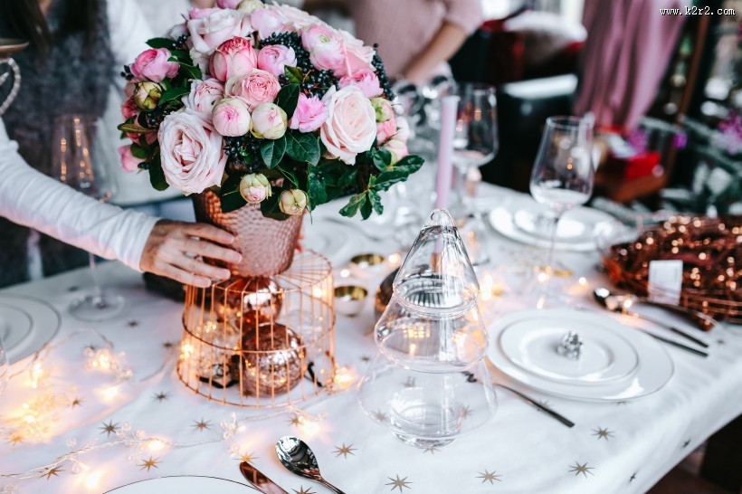 正在摆放的餐桌图片