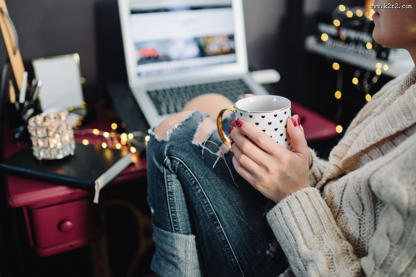 美女手拿杯子的图片