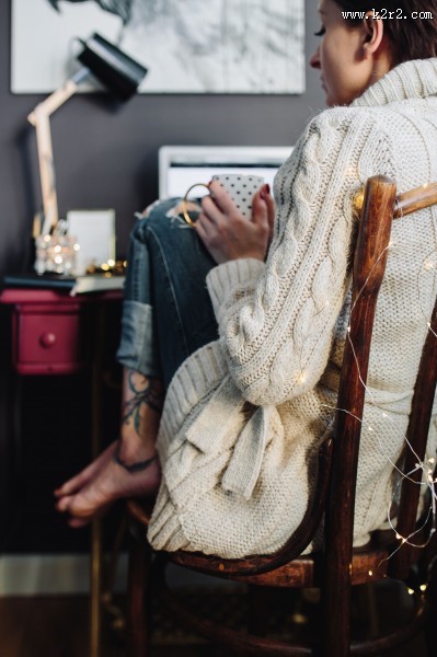 美女手拿杯子的图片