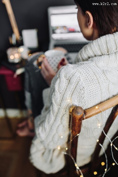 美女手拿杯子的图片