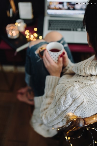 美女手拿杯子的图片